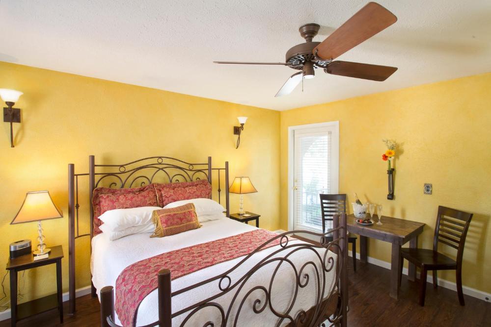 Deluxe Queen Suite interior