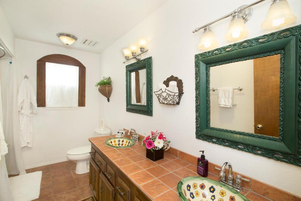 Queen Room with Lake View interior
