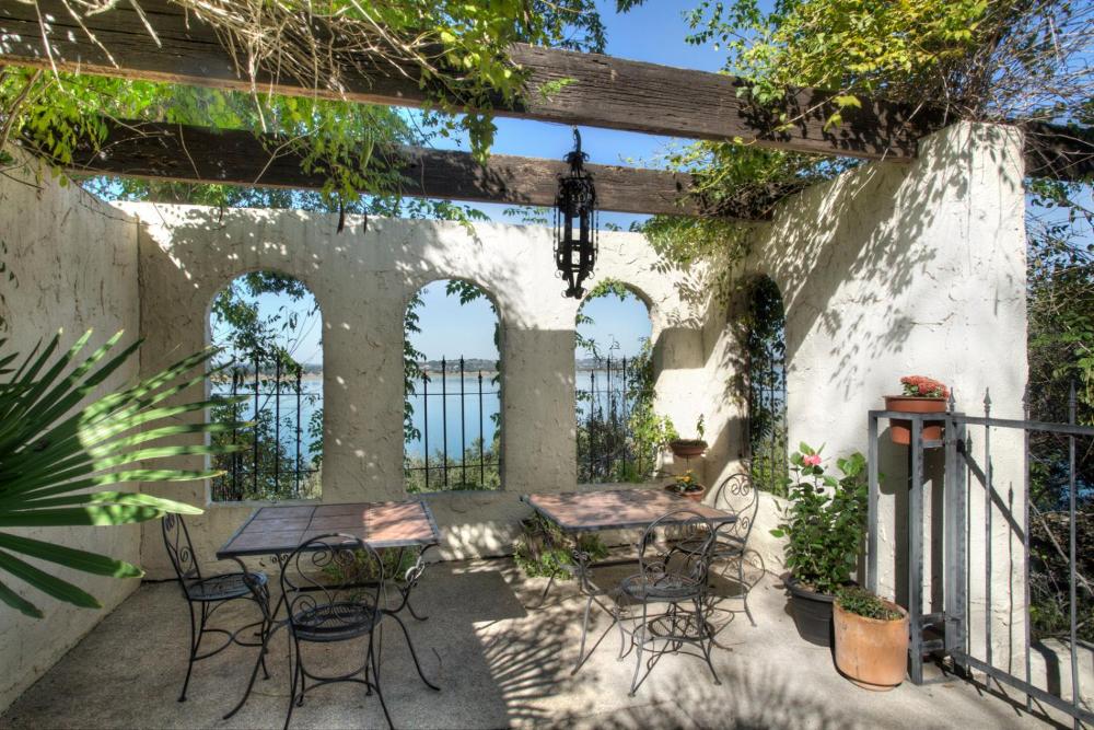Lakehouse Bed and Breakfast